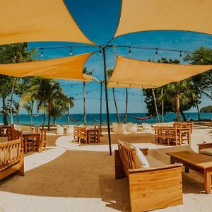 Café de Playa beach front suites Coco Exterior photo