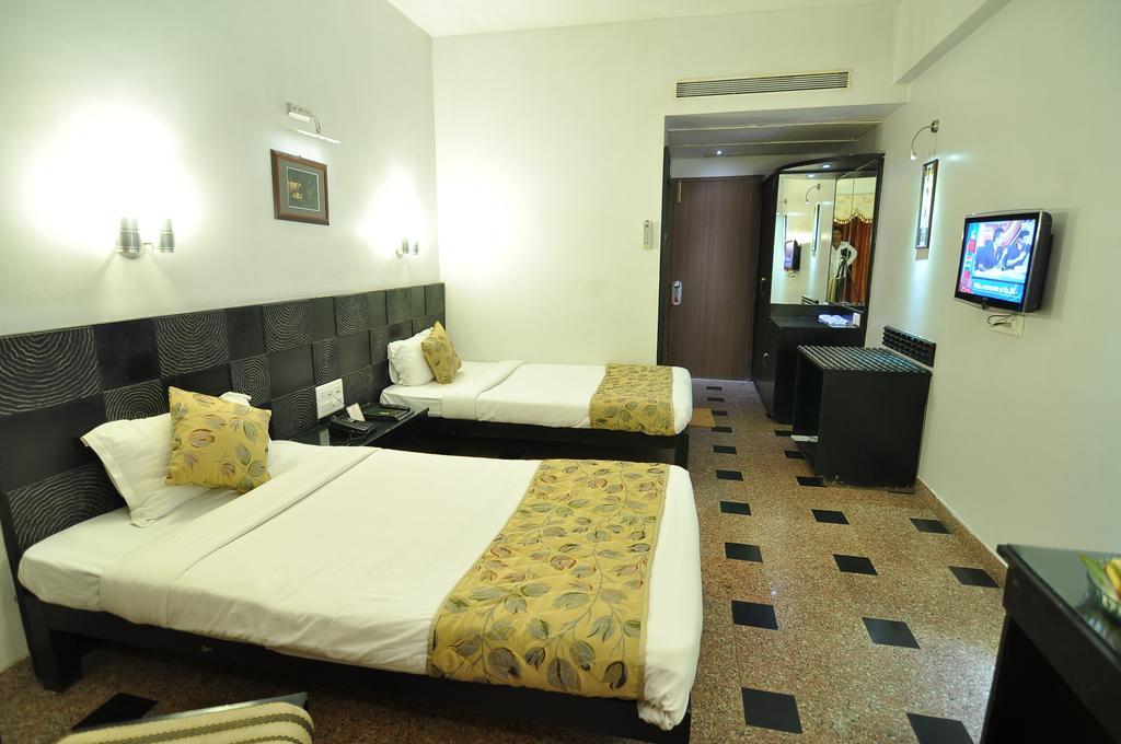 Hotel Aditya Rāipur Extérieur photo