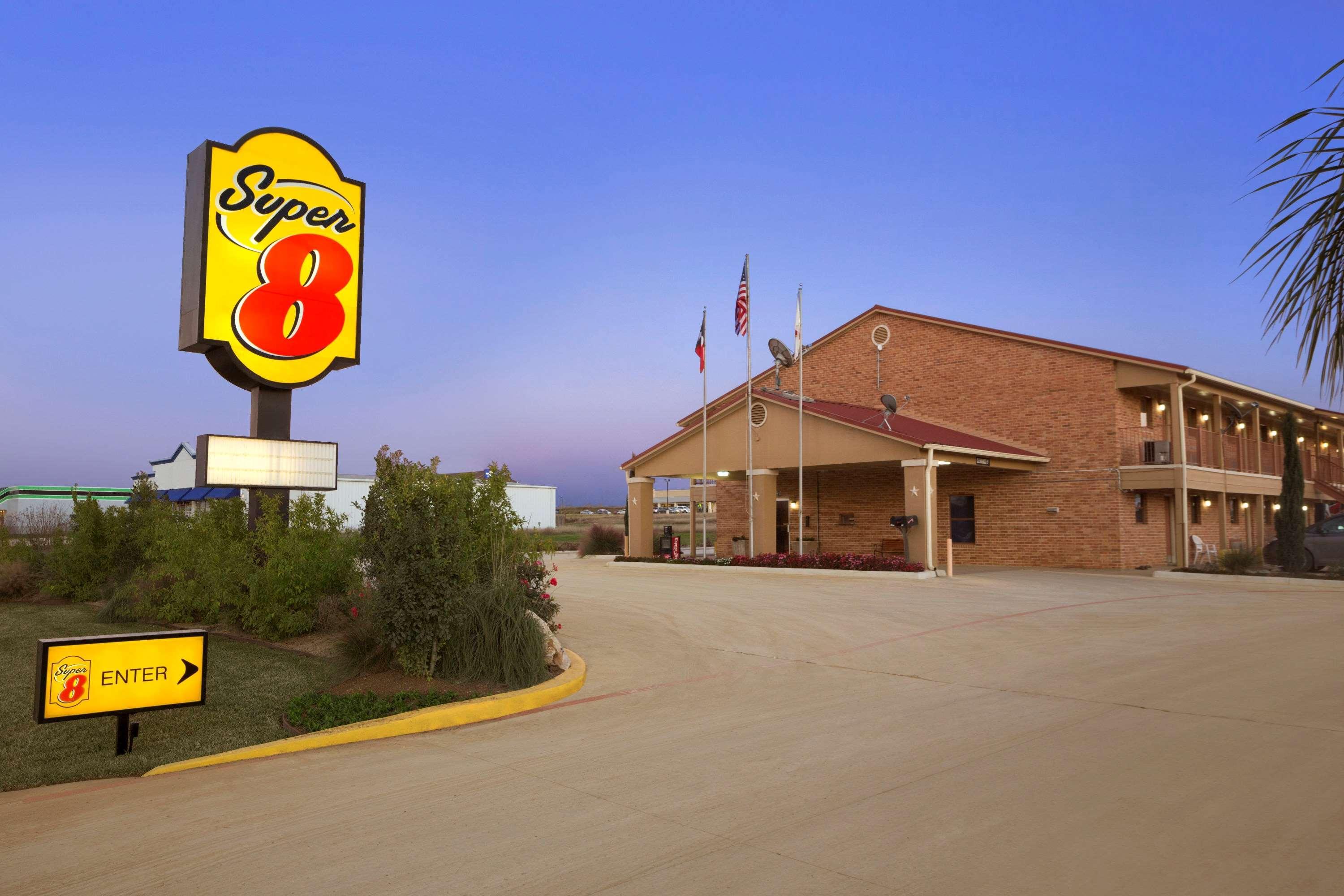 Motel Super 8 By Wyndham Pleasanton Extérieur photo