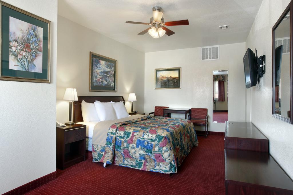 Quality Inn & Suites Near Downtown Mesa Extérieur photo