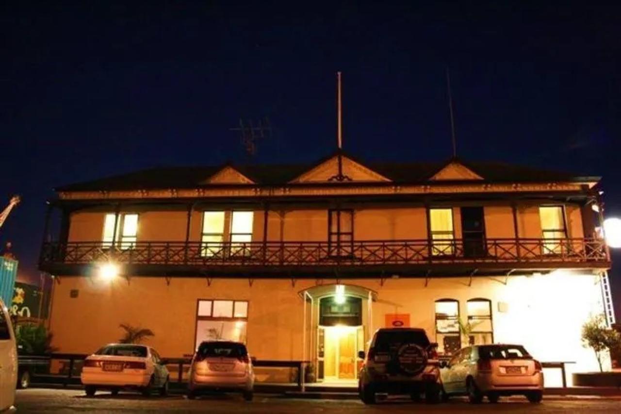 Customhouse Hotel And Backpackers Hostel Nelson Extérieur photo