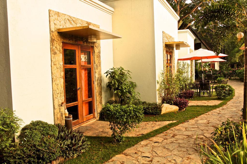 Acacia Tree Garden Hotel Puerto Princesa Extérieur photo