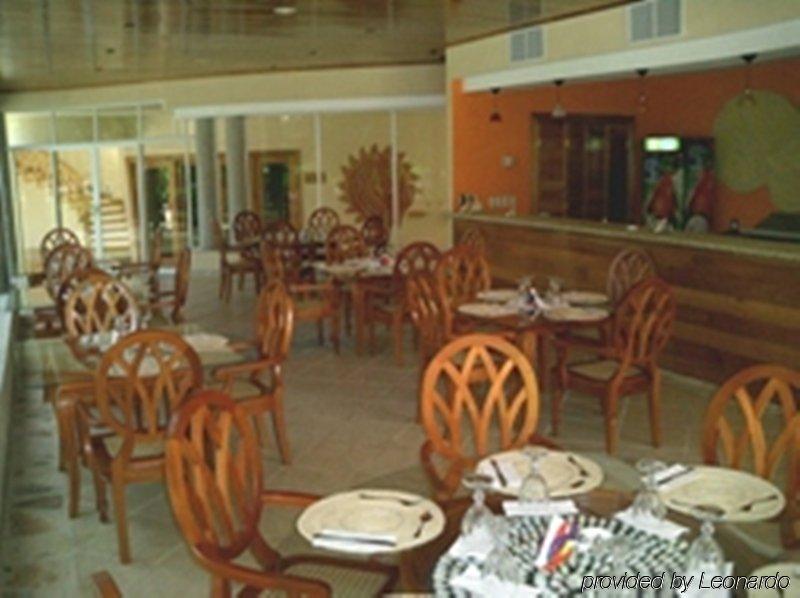 Hotel Vistamar Beachfront Resort & Conference Center Pochomil Restaurant photo