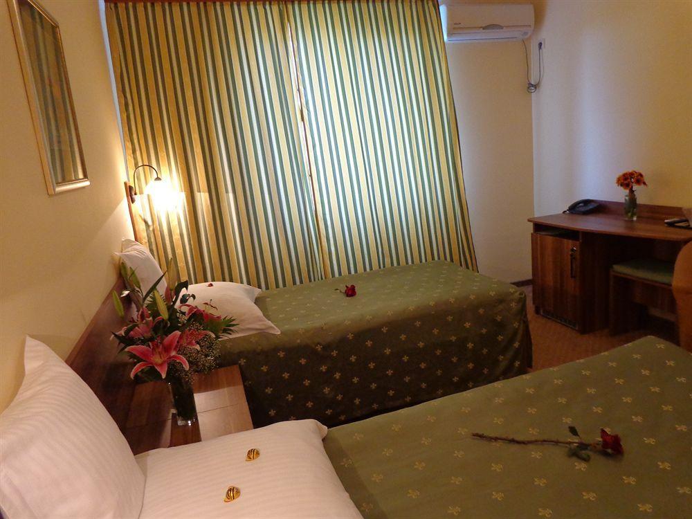 Hotel Lyra Oradea Extérieur photo