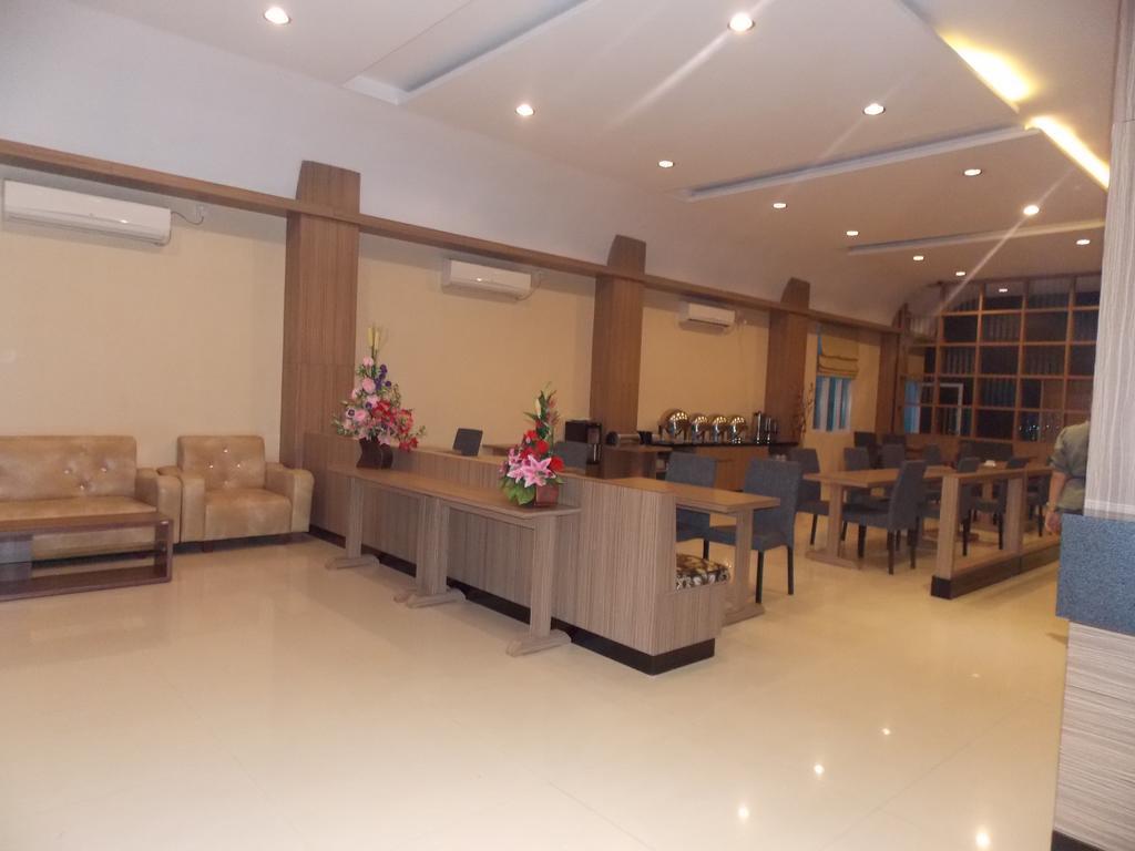 Miracle Hotel Manado Extérieur photo