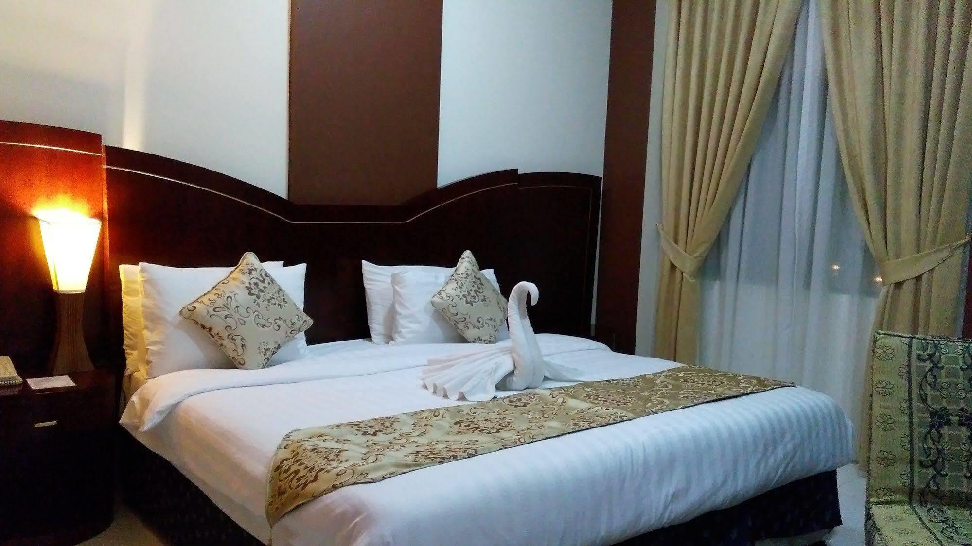 Royal Crown Suites Charjah Extérieur photo