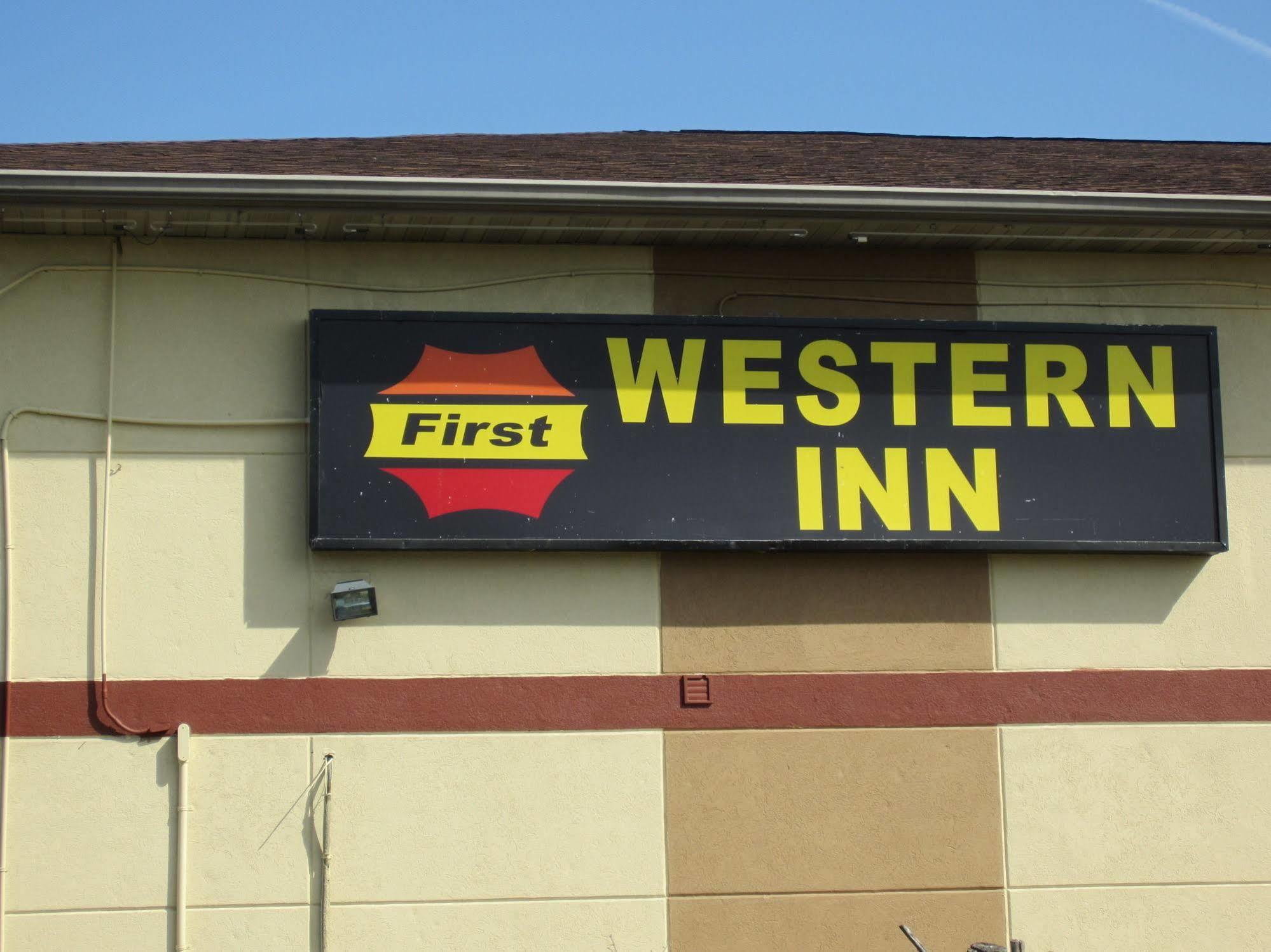 First Western Inn - Fairmont City Extérieur photo